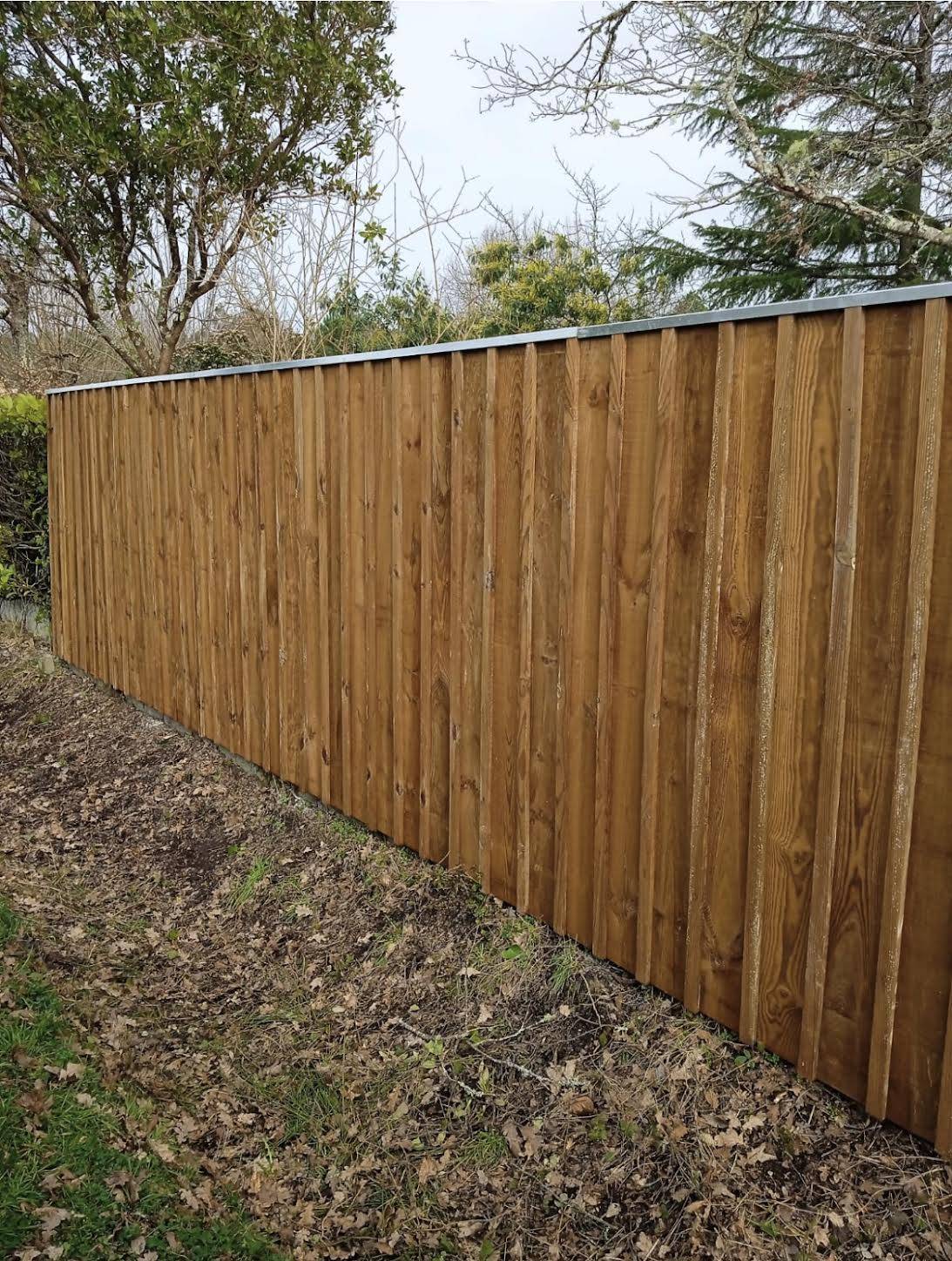Création d'une clôture de jardin en bois avec couvertines en acier à Saint Aubin Médoc
